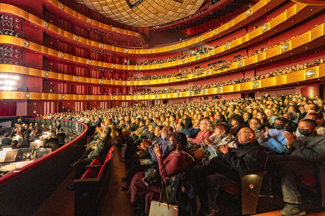 Painter Says Costumes of Shen Yun Dancers Are ’State of the Art’