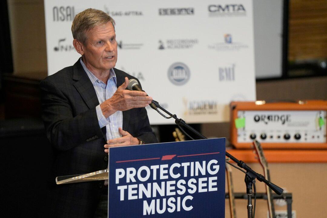 Tennessee Governor Signs Law Requiring Officers to Assist Federal Immigration Authorities