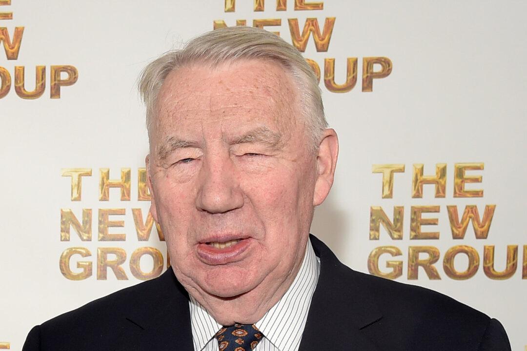 ‘PBS NewsHour’ Co-Founder and Co-Anchor Robert MacNeil Dies at 93