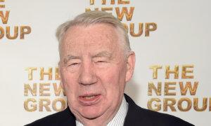 âPBS NewsHourâ Co-Founder and Co-Anchor Robert MacNeil Dies at 93