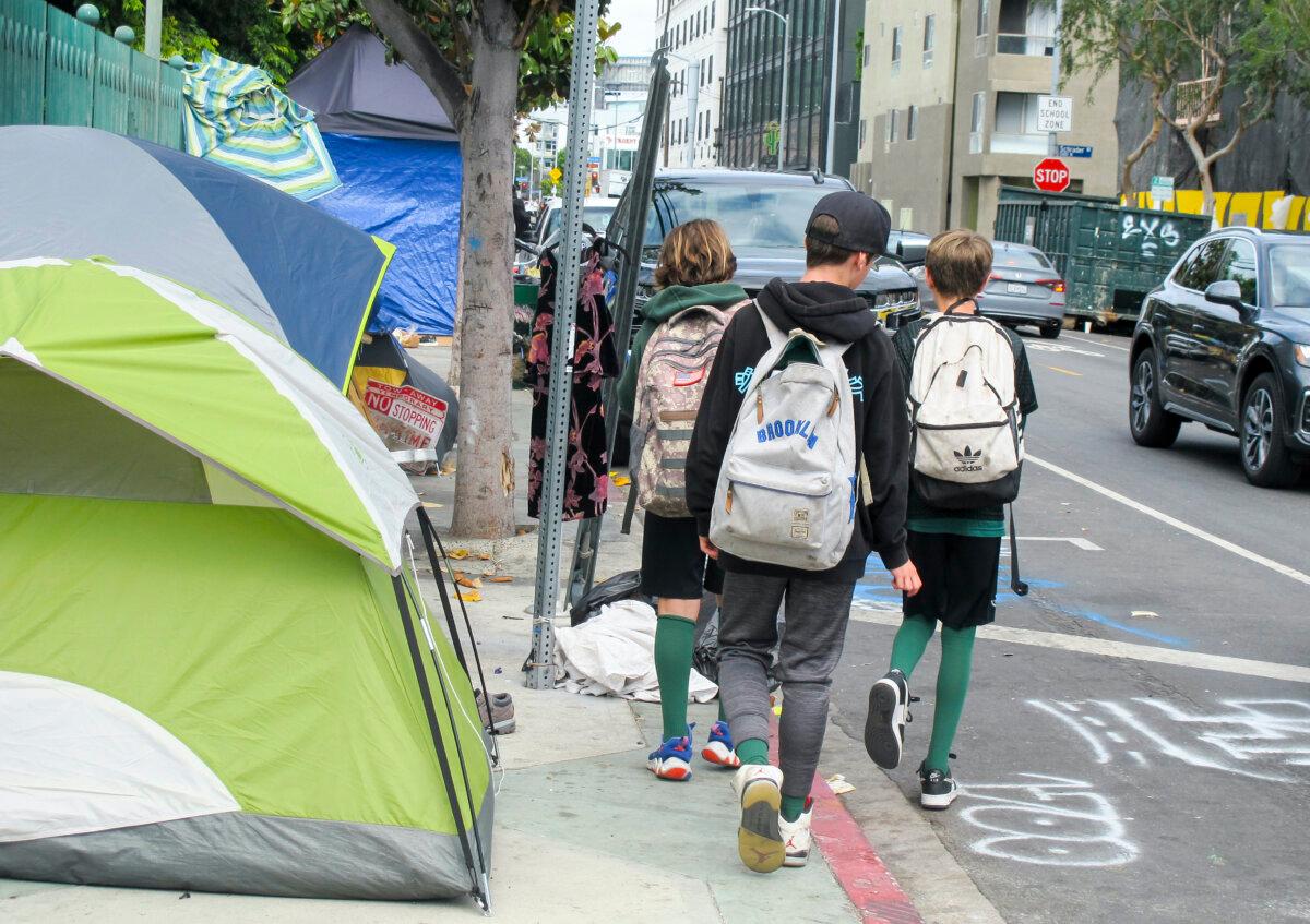 Children walk to Larchmont Charter School in front of a homeless encampment on Selma Avenue. (Courtesy of Keith Johnson)