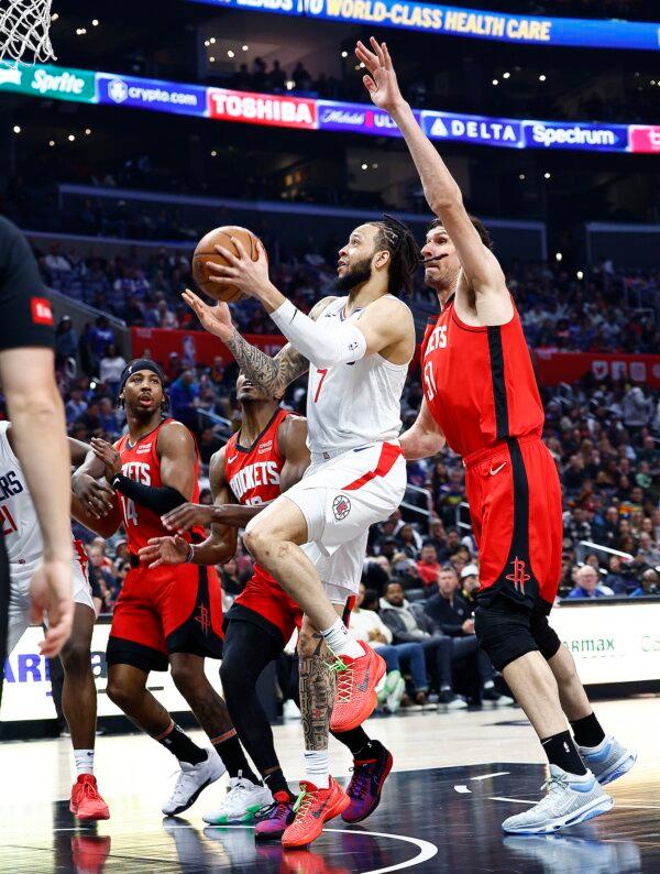 Amir Coffey (7) of the LA Clippers drives to the basket against the Houston Rockets during the second half in Los Angeles on April 14, 2024. (Ronald Martinez/Getty Images)