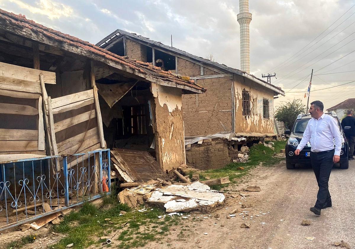 Magnitude 5.6 Quake Hits Central Turkey, Damaging Some Homes; No Serious Injuries Reported