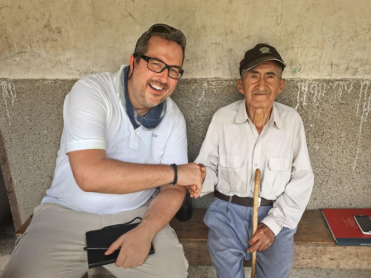 Karsten Thormaehlen (L) spends his time finding and taking pictures of centenarians from around the world. Here, he's pictured with an unnamed 105-year-old Ecuadorian farmer. (<a href="https://commons.wikimedia.org/w/index.php?title=User:Kato2807~dewiki&action=edit&redlink=1">Kato2807~dewiki</a>/<a href="https://creativecommons.org/licenses/by-sa/4.0/deed.en">CC BY-SA 4.0</a>)