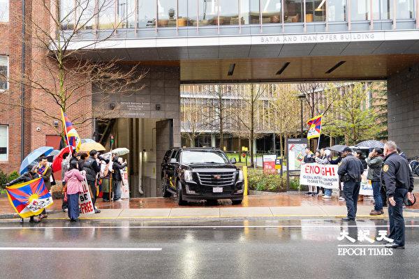 Various groups protested while Chinese Ambassador Xie Feng's car left Harvard Kennedy College on April 20, 2024. (Learner Liu/The Epoch Times)