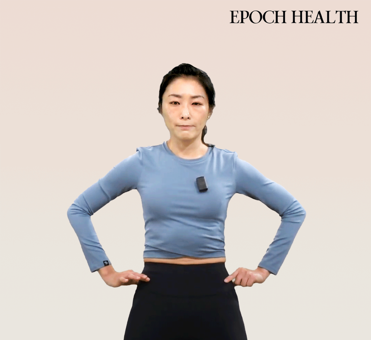 Amber Yang demonstrates the Pelvic Stretch exercise. (The Epoch Times)
