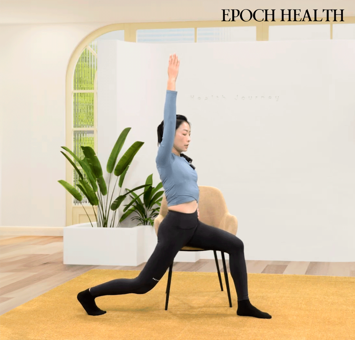 Amber Yang demonstrates the Iliopsoas Muscle Stretch exercise. (The Epoch Times)