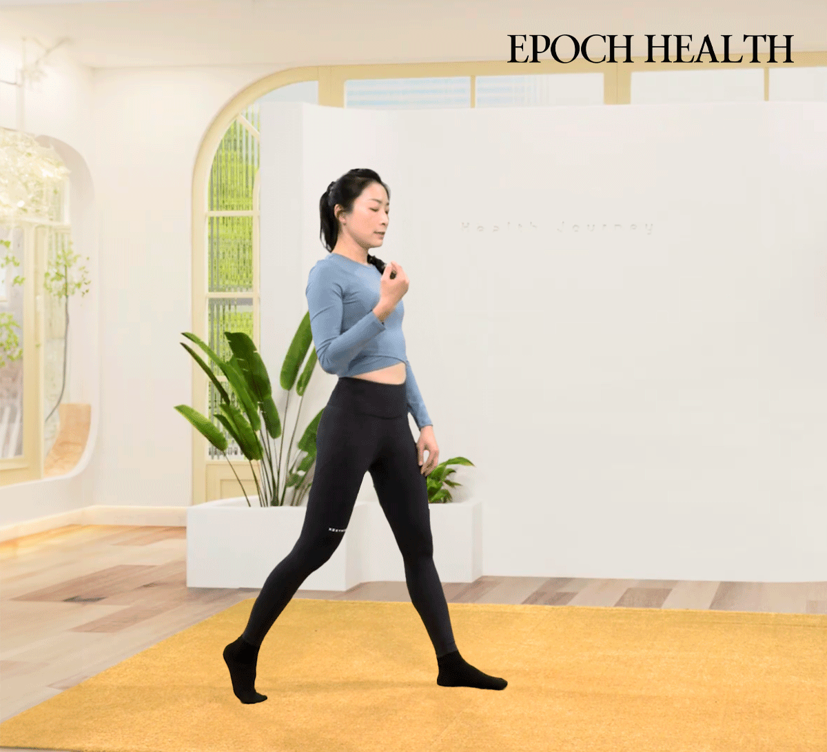 Amber Yang demonstrates the Lunges exercise. (The Epoch Times)