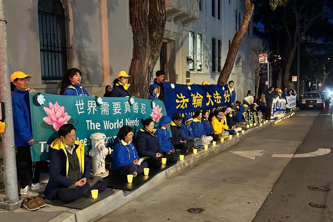 Falun Gong Practitioners Hold Candlelight Vigil in San Francisco to Remember Victims of Persecution