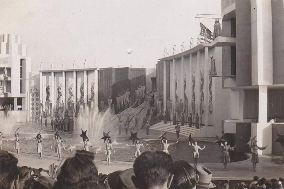 Audience members viewing the Billy Rose Aquacade at the 1939–40 World's Fair. (<a class="new" title="User:Waeltkm (page does not exist)" href="https://commons.wikimedia.org/w/index.php?title=User:Waeltkm&action=edit&redlink=1">Waeltkm</a>/<a class="mw-mmv-license" href="https://creativecommons.org/licenses/by-sa/4.0" target="_blank" rel="noopener">CC BY-SA 4.0</a>)