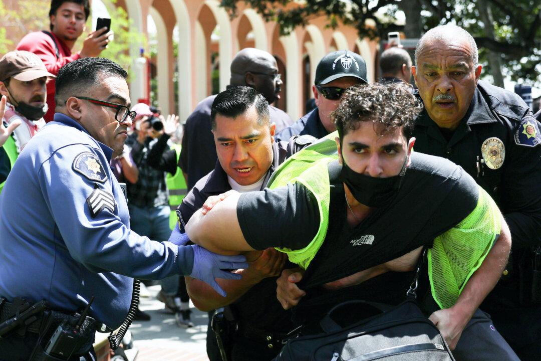 USC’s Pro-Palestinian Protesters Clash With Campus Police
