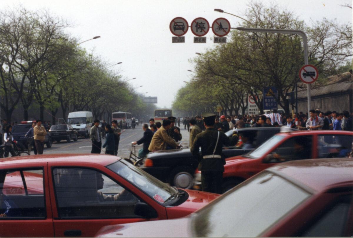 Police block the north side of Fuyou Street near Zhongnanhai, the central headquarters for the Chinese Communist Party, in Beijing on April 25, 1999. (Courtesy of Minghui.org)