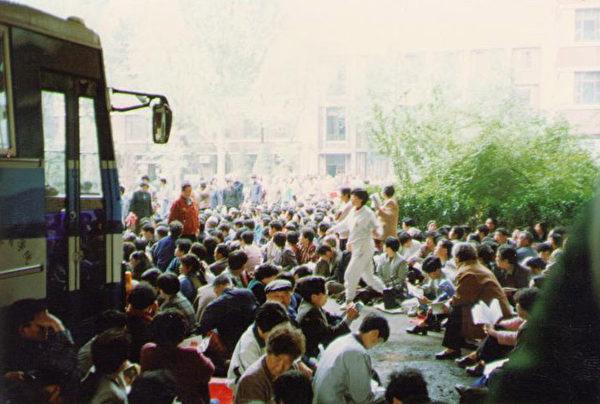 Falun Gong practitioners gather at a university to demand the retraction of a state-run magazine article defaming their practice, in Tianjin, China, in April 1999. (File photo)