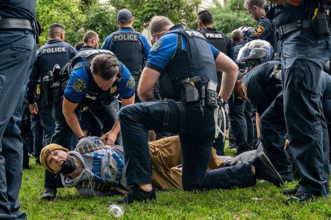 New Arrests at UT–Austin as Pro-Palestinian Group Sets Up Encampment