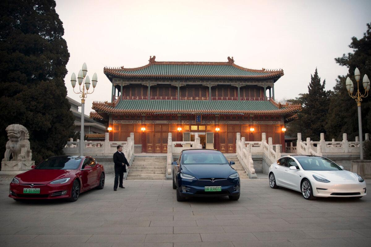 Tesla vehicles are parked outside of a building at the CCP's Zhongnanhai leadership compound during a meeting between Tesla CEO Elon Musk and Chinese Premier Li Keqiang, in Beijing, on Jan. 9, 2018. (Mark Schiefelbein, Pool/Getty Images)
