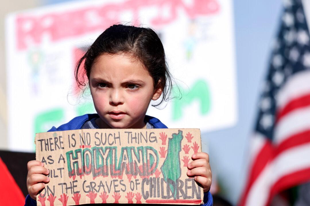 Drag Queen Leads Children in ‘Free Palestine’ Chant at Queer Storytime for Palestine