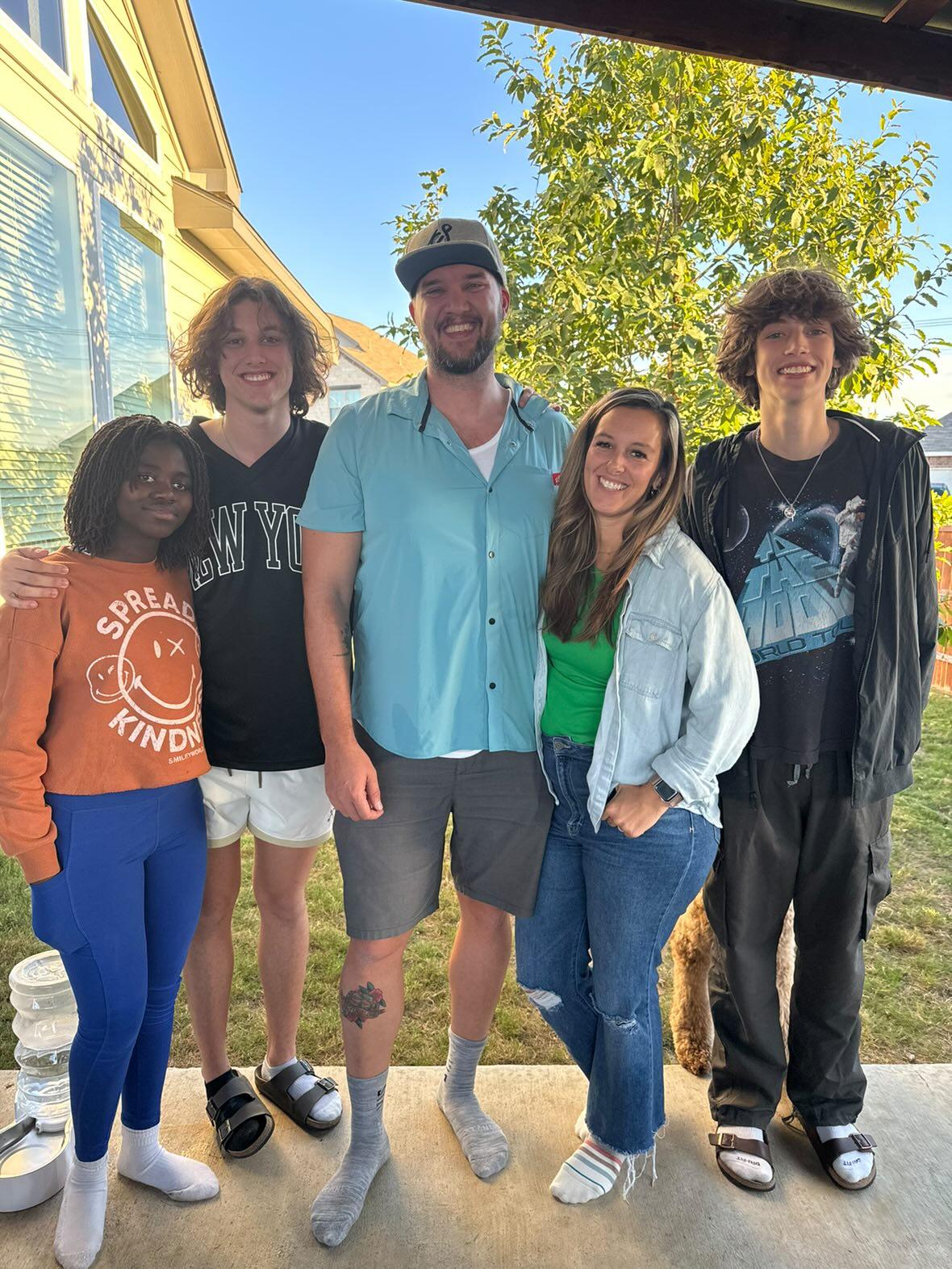 タプリー夫妻と3人の子供たち。(ジャネット・タプリー提供)