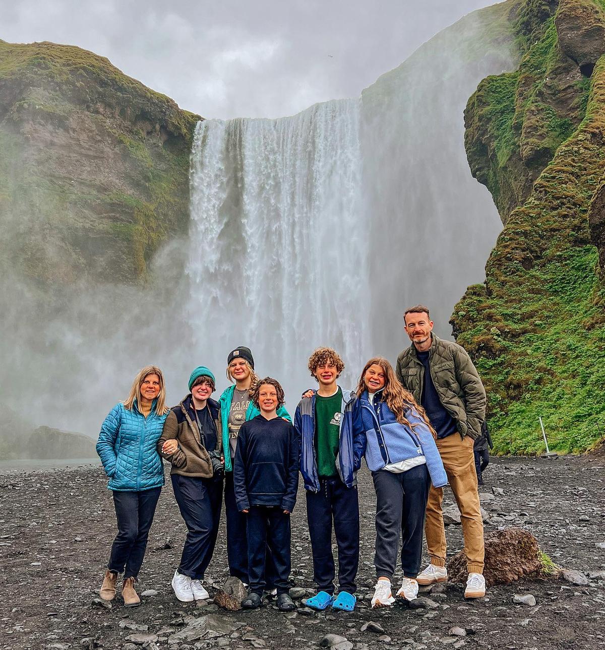 Lindsay Lane (L) and Derek Lane (R) with their five children. (Courtesy of <a href=