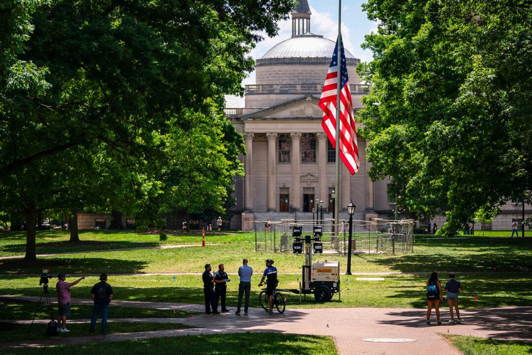 Fraternity Brothers Rush to Save American Flag From Pro-Palestinian Protesters at UNC