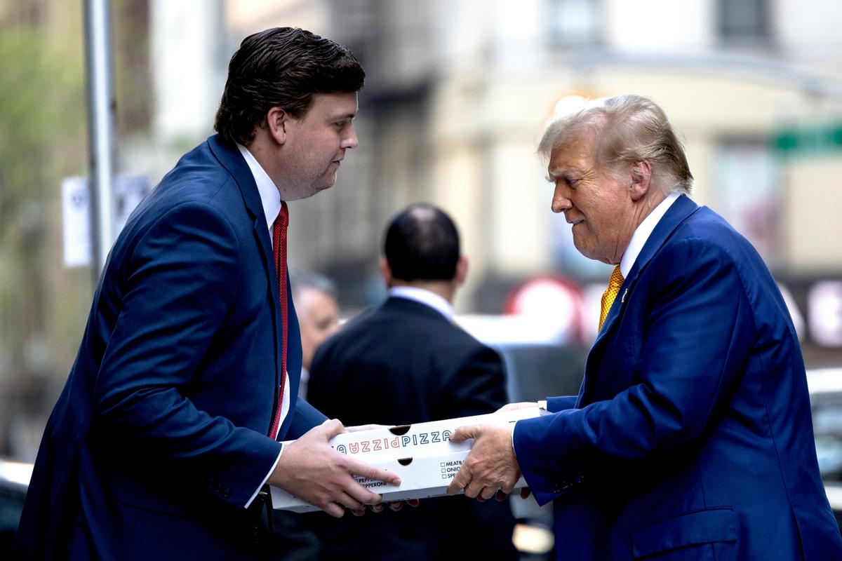 Trump Delivers Pizzas to FDNY Firefighters After Day in Court