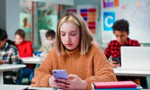 Ontario Weighs Ban on Cellphones, Social Media in Schools