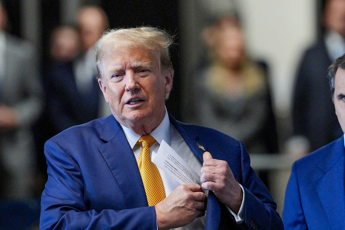 Cựu TT Donald Trump nói chuyện với giới truyền thông trước khi có mặt tại tòa trong phiên tòa xét xử cáo buộc che đậy các khoản tiền bịt miệng tại Tòa án Hình sự Manhattan ở New York, hôm 07/05/2024. (Ảnh: Curtis Means-Pool/Getty Images)