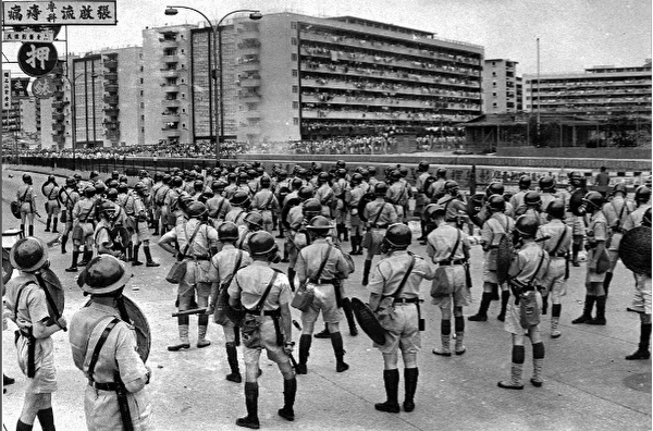 On May 12, 1967, the riot extended to Tung Tau Estate. Mr. Chan was in danger when he left the police area to take photographs. (Courtesy of South China Morning Post)