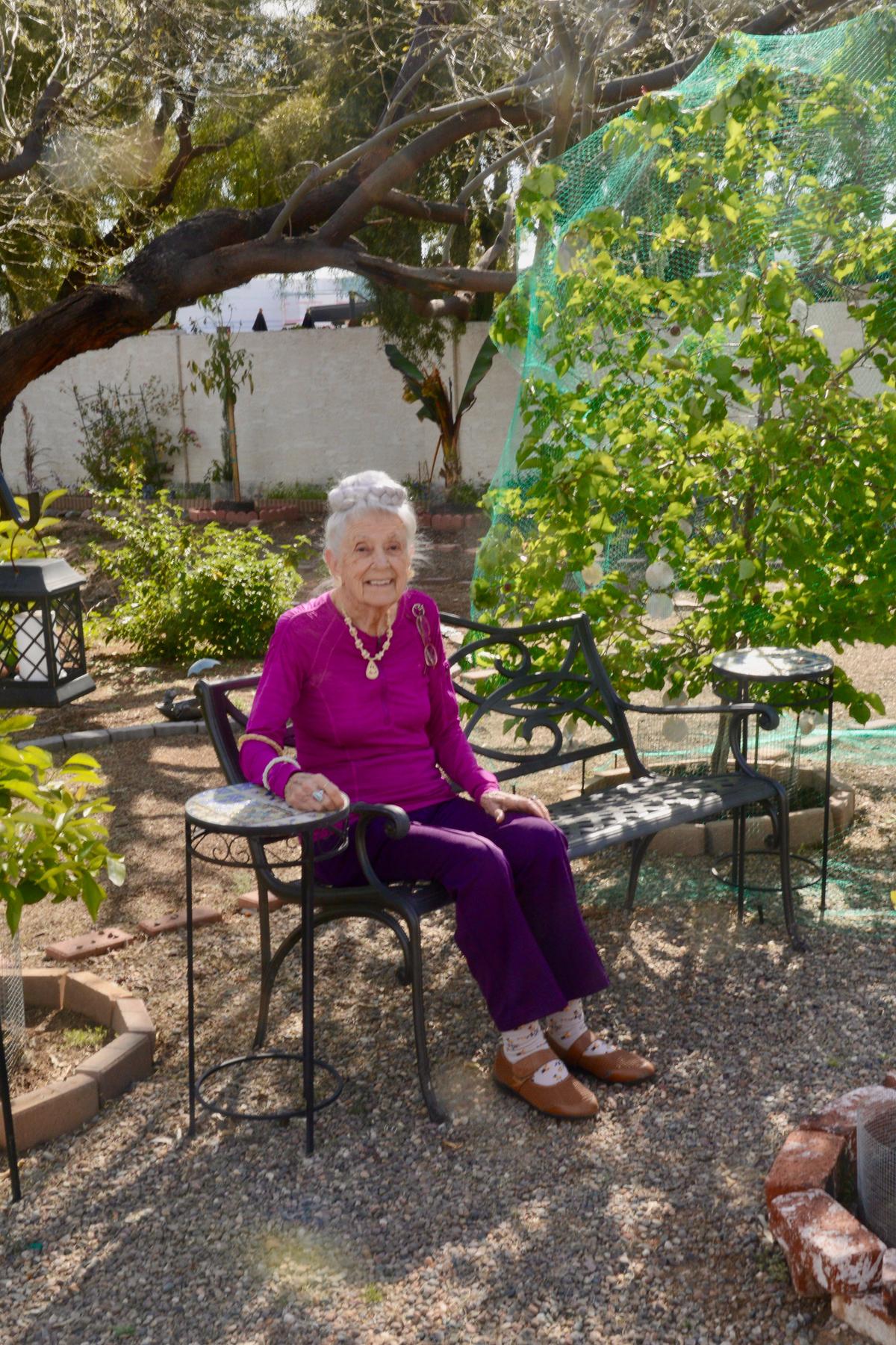 庭のそばにいるマクガリー夫人(グラディス・マクガリー経由、リン・エリクソン提供)