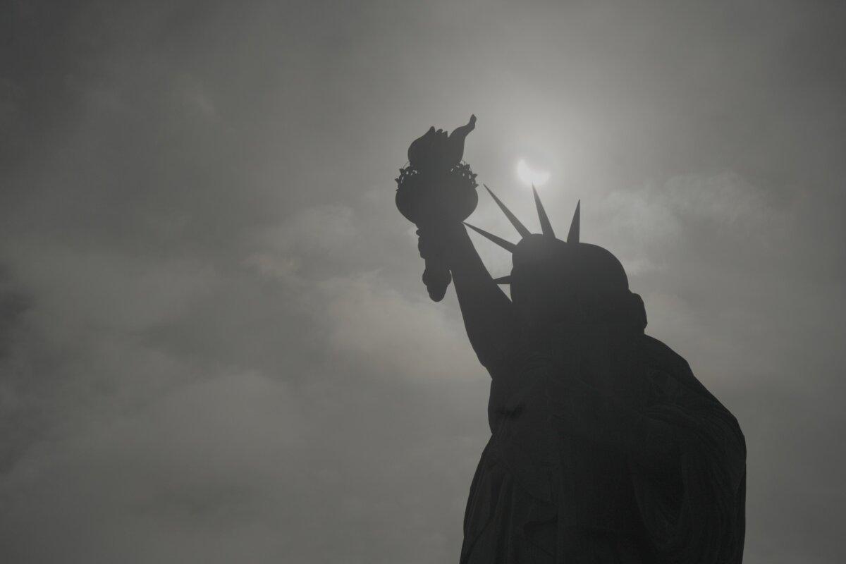 New York City during a solar eclipse on April 8, 2024. (Shenghua Sung/NTD)