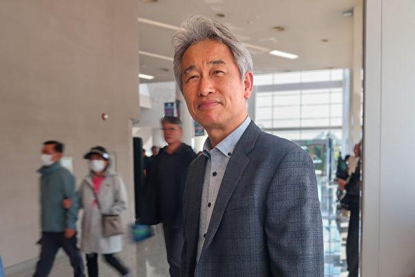 Kim Sang-yong at the Shen Yun Performing Arts performance at Gyeongju Art Center on May 8, 2024. (Dademan/The Epoch Times)