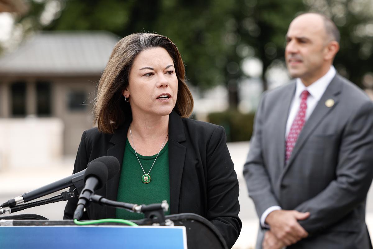 15 House Democrats Ask Biden to Take Executive Action on the Border