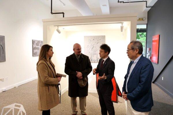 Visitors talk to artist Moon Insoo at Gallery Chang during his exhibition “Revealing: Moon Insoo” in Middletown, N.Y., on May 10, 2024. (The Epoch Times)