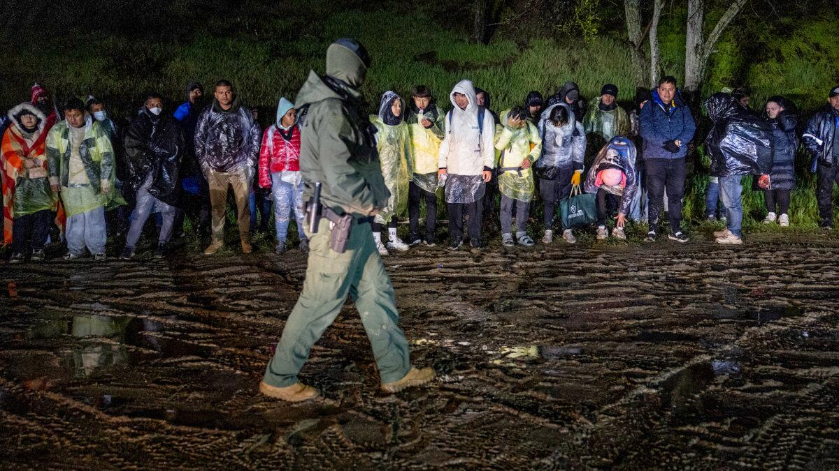 A U.S. Border Patrol agent counts illegal immigrants before transporting them for further processing in Campo, Calif., on March 7, 2024. (John Moore/Getty Images)