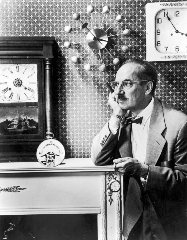 美國喜劇演員格勞喬‧馬克思(Groucho Marx,1890—1977年)與各種鐘錶和手錶合影,攝於約1955年。(Pictorial Parade/Archive Photos/Getty Images)
