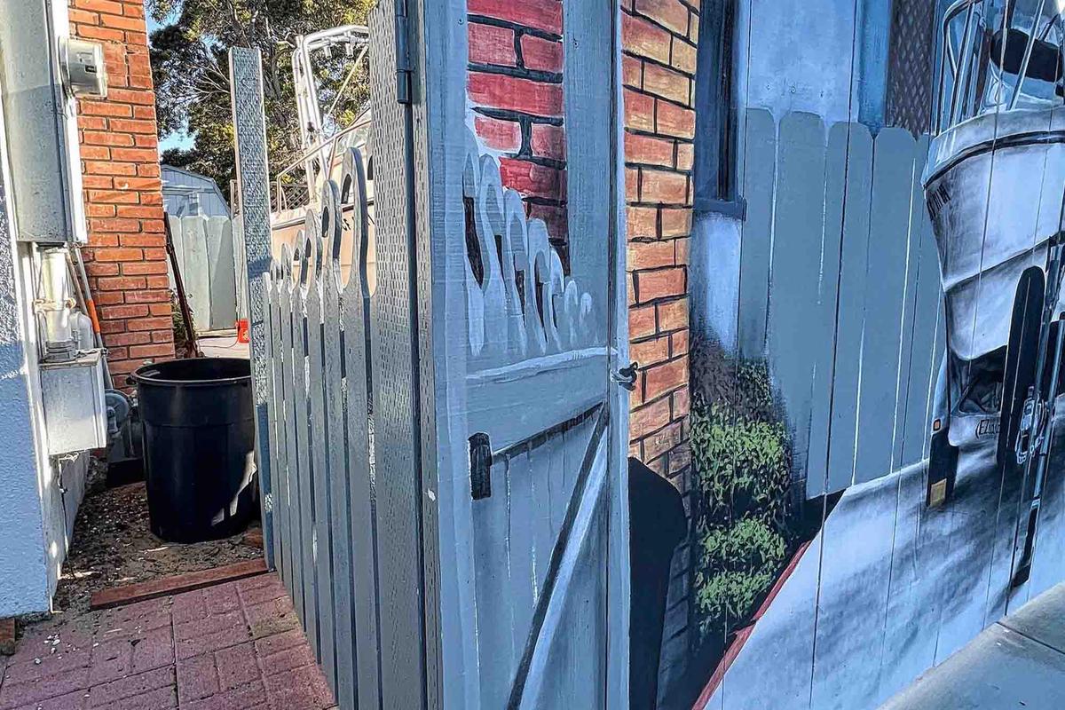 Detail of the optical illusion from a three-quarters angle. (Courtesy of <a href=