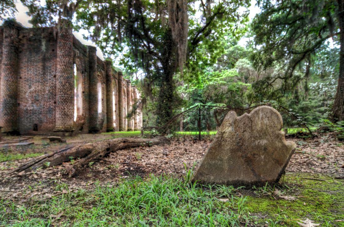 Gravestones abandoned to time pop up around the old Sheldon Church. (<a href="https://commons.wikimedia.org/w/index.php?title=User:Thepres6&action=edit&redlink=1">John E. Adams</a>/<a href="https://creativecommons.org/licenses/by-sa/4.0/deed.en">CC BY-SA 4.0</a>)<span style="font-size: 16px;"> </span>