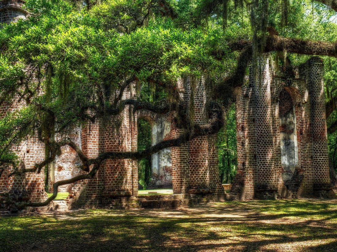 The peaceful nature of these church ruins makes them a great stop for some thinking and relaxation. (<a href="https://commons.wikimedia.org/w/index.php?title=User:Thepres6&action=edit&redlink=1">John E. Adams</a>/<a href="https://creativecommons.org/licenses/by-sa/4.0/deed.en">CC BY-SA 4.0</a>)<span style="font-size: 16px;"> </span>