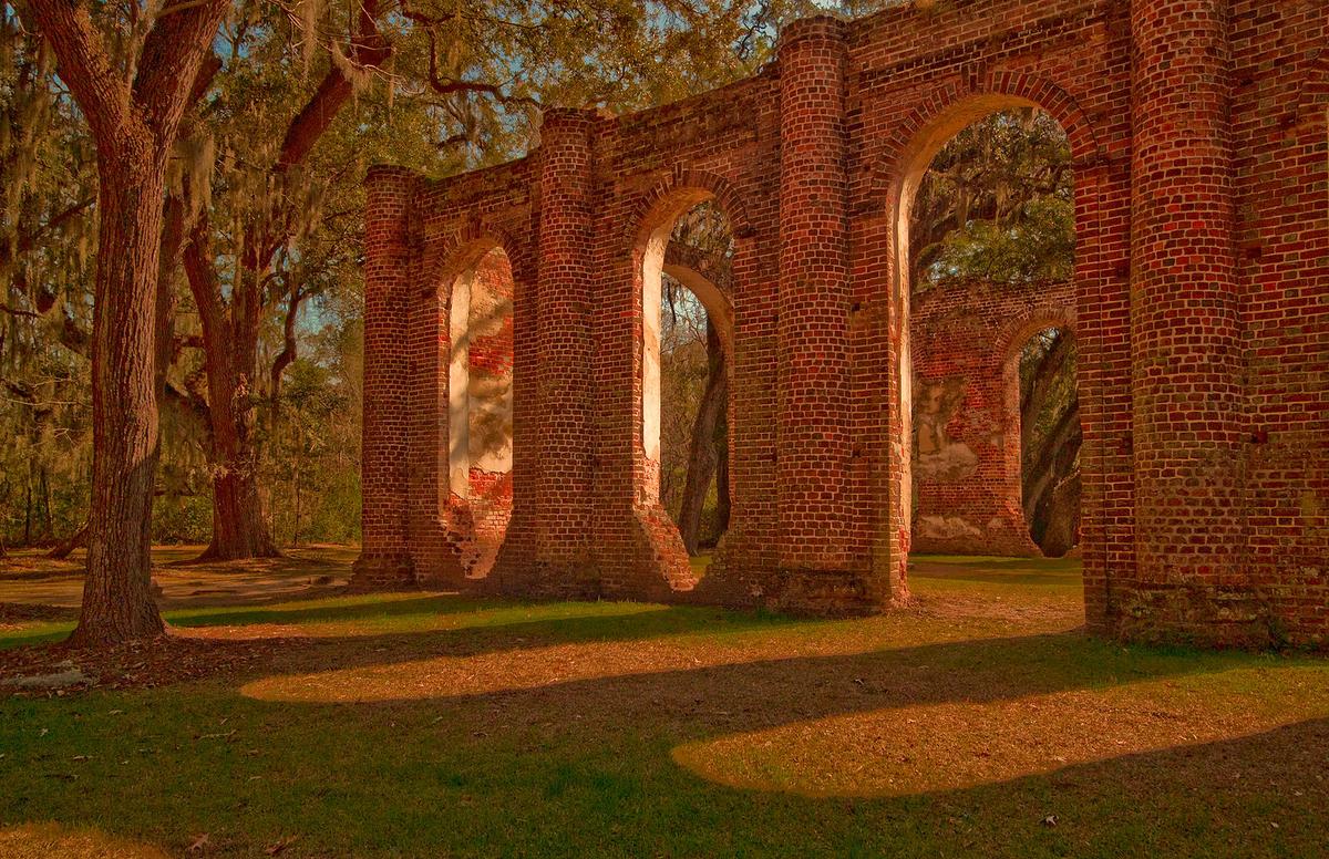 The shell of the old Sheldon Church has withstood hurricanes, humidity, and heat for over two centuries. (<a href="https://commons.wikimedia.org/w/index.php?title=User:ColeScottPhoto&action=edit&redlink=1">Coleman S. Moffett</a>/<a href="https://creativecommons.org/licenses/by-sa/3.0/deed.en">CC BY-SA 3.0</a>)