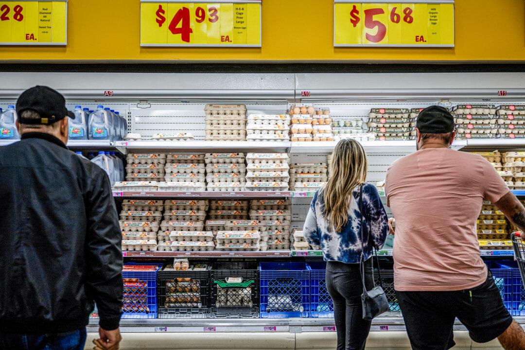 Nearly 1 in 3 Americans Earning Over $150,000 Worry About Making Ends Meet: Fed Report