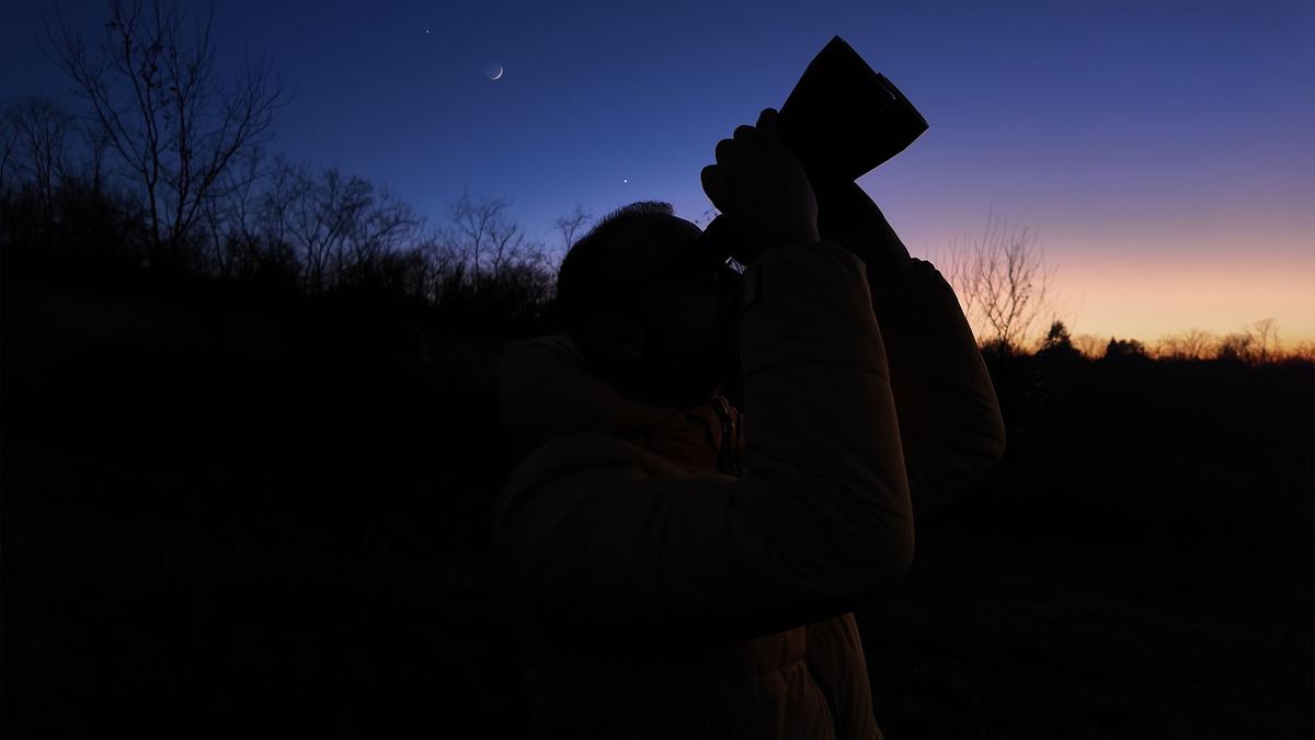 Observers will spot an alignment of six planets plus the moon on the morning of June 3. (Illustration/AstroStar - Shutterstock)