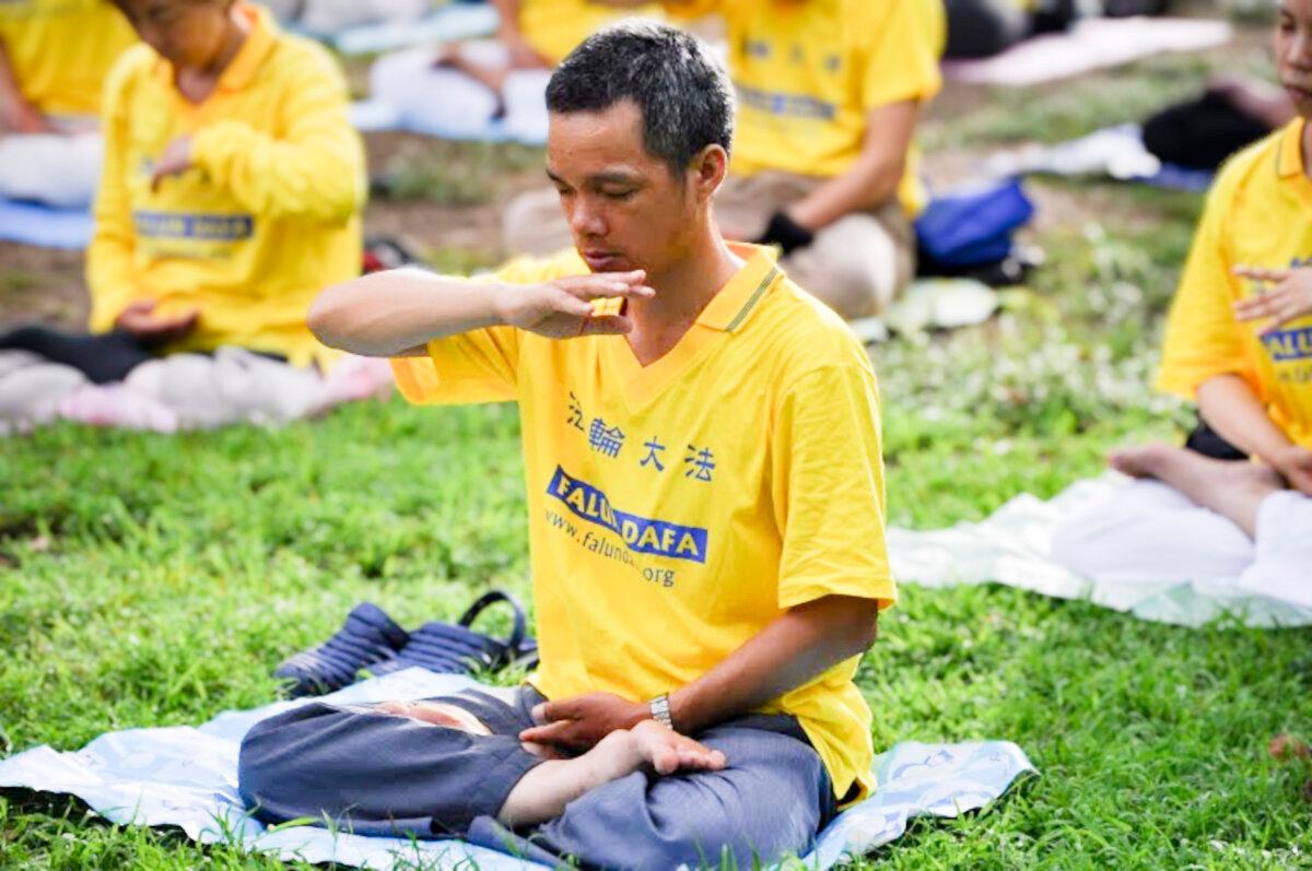 Li Guixin meditates in Lumphini Park in Bangkok on May 12, 2014. (Courtesy of Li Guixin)