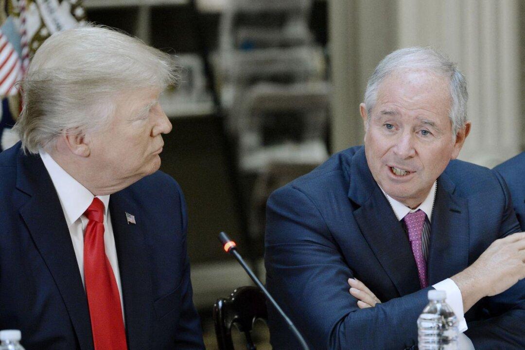Top Billionaire Says He’s Backing Trump: ‘Vote for Change’