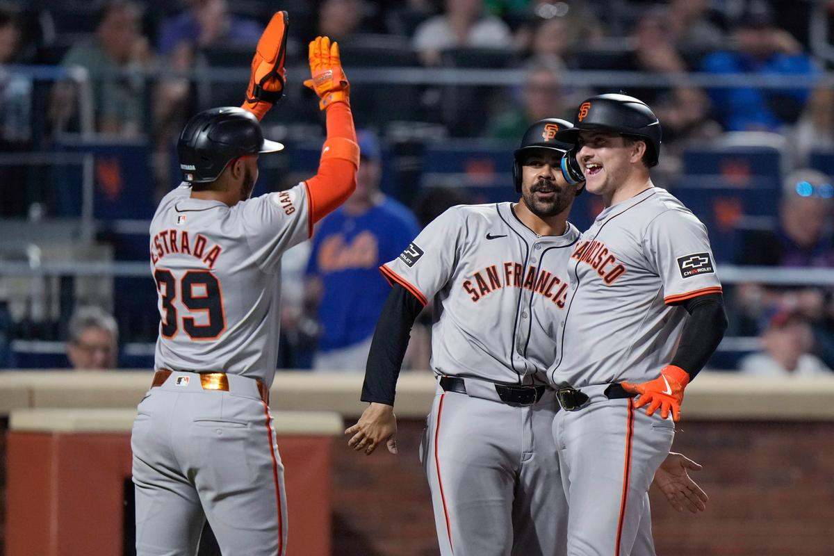 Giants Overcome 3rd Straight 4-run Deficit, Hold Off Mets 8–7 for Wild Win