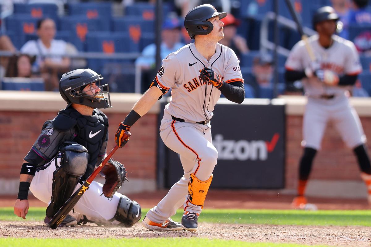 Giants Use Another Late-Game Eruption to Defeat Mets 7–2