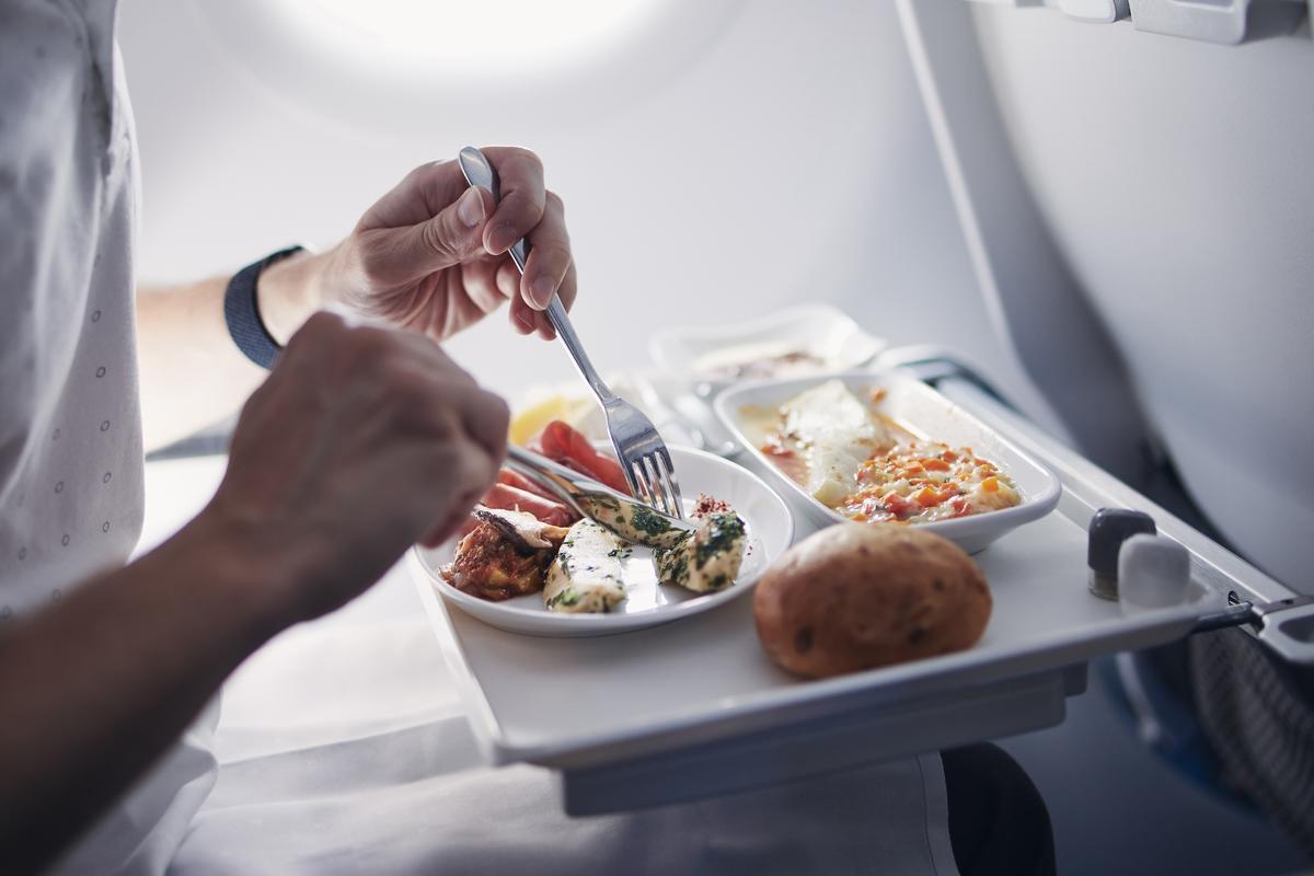 Alaska Airlines Brings Back Hot Main Cabin Meals