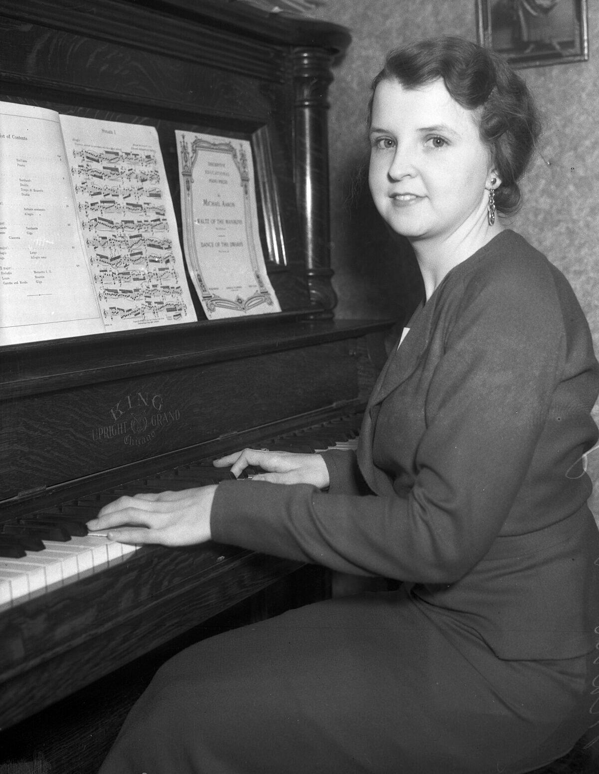 Marion Talley seated at an upright piano, in 1933. ( <a class="external text" href=https://www.theepochtimes.com/bright/