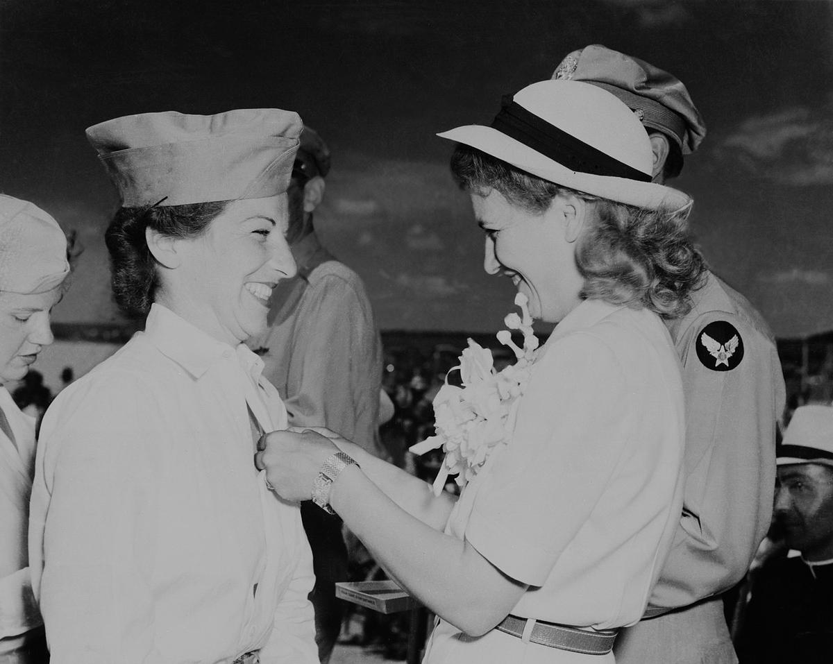 New WASP graduate Isabel Fenton gets her wings pinned on by Jacqueline Cochran at graduation in 1943. (Public Domain)