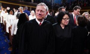 Chief Justice Roberts Declines to Meet With Senators About Alitoâs Flags