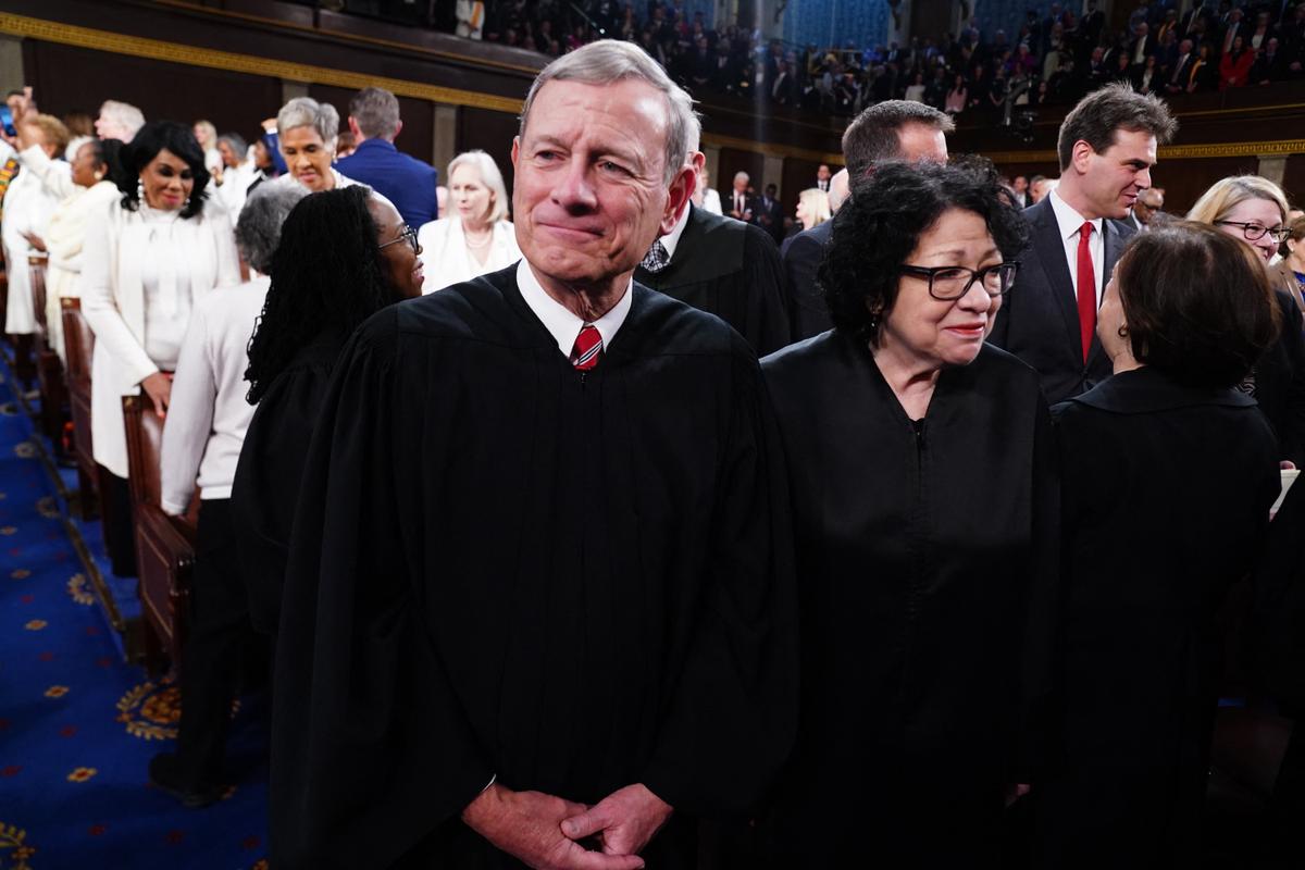 Chief Justice Roberts Declines to Meet With Senators About Alito’s Flags