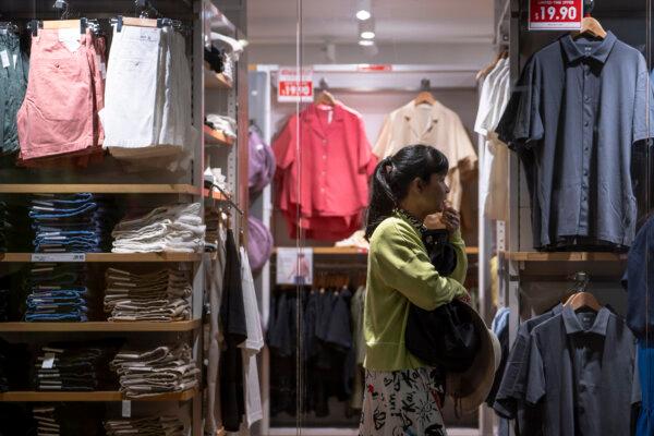 US Household Debt Surges to Record $17.8 Trillion | USNN World News People shop at a clothing store in Washington, on May 29, 2024. (Madalina Vasiliu/The Epoch Times)
